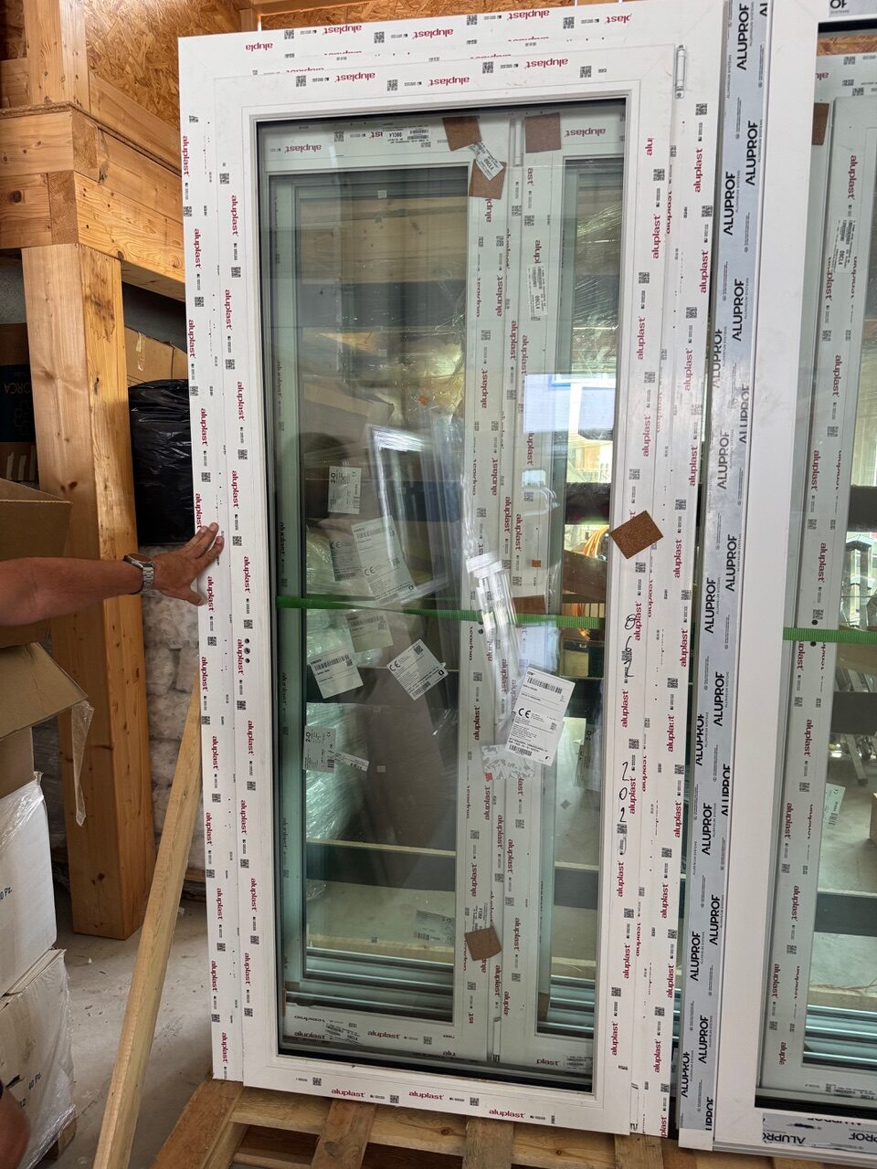 Porte fenêtre en PVC blanc deux face cadre